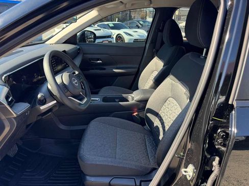 Used 2025 Nissan Kicks SV FWD image 11