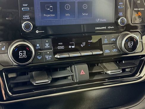 Used 2021 Toyota Highlander XLE image 18