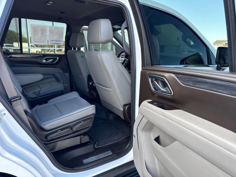 Used 2024 GMC Yukon SLT w/ SLT Luxury Package AWD/4WD image 28