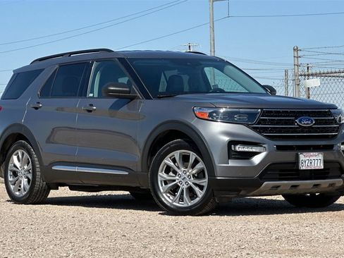 Used 2021 Ford Explorer XLT w/ Equipment Group 202A image 2