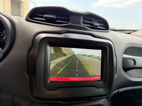Used 2021 Jeep Renegade Latitude FWD image 16
