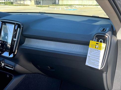 Used 2026 Volvo XC40 B4 Core FWD image 18
