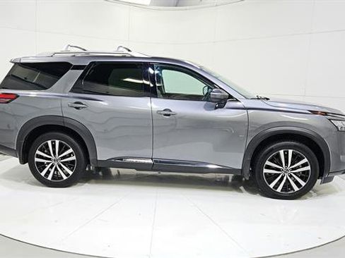 Certified 2024 Nissan Pathfinder Platinum w/ Cargo Package FWD image 9