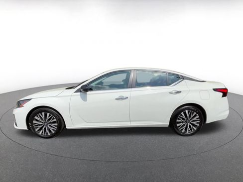 Used 2025 Nissan Altima 2.5 SV image 9