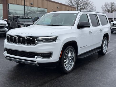Used 2024 Jeep Wagoneer L Series II w/ Flexible Seating Group AWD/4WD image 4