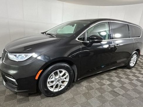 Used 2024 Chrysler Pacifica Touring-L FWD image 6