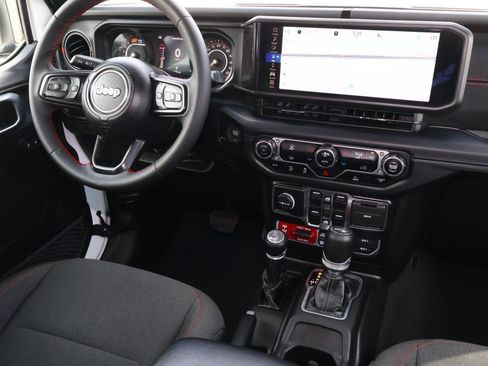 Used 2024 Jeep Wrangler Unlimited Rubicon w/ Technology Group image 10