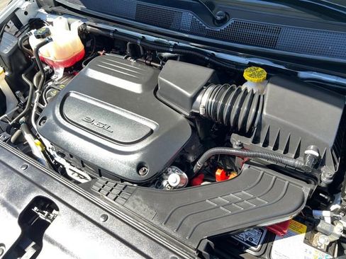 Used 2024 Chrysler Pacifica Touring-L image 9