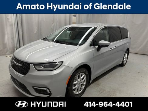 Used 2023 Chrysler Pacifica Touring-L FWD image 1