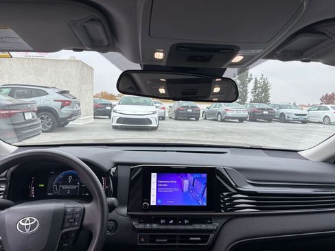 Used 2025 Toyota Camry LE image 31