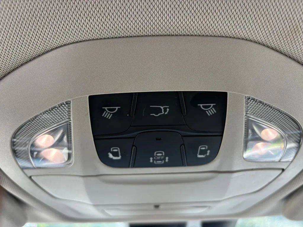Used 2019 Chrysler Pacifica Touring-L FWD image 26