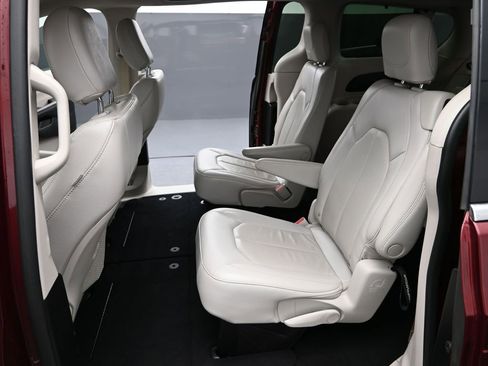 Used 2021 Chrysler Pacifica Touring-L image 18