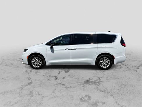 Used 2024 Chrysler Pacifica Touring-L FWD image 5
