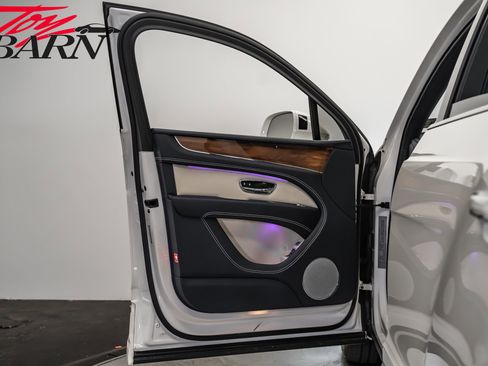 Used 2021 Bentley Bentayga image 19