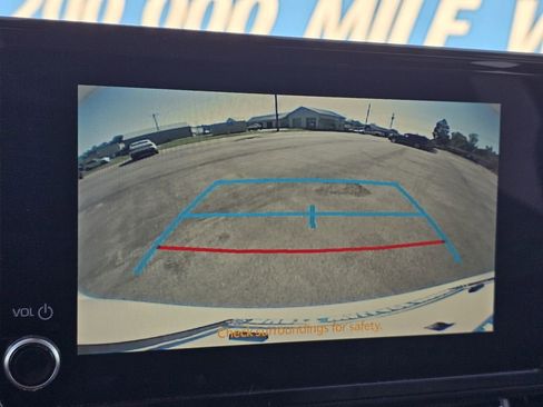 Used 2025 Toyota Sienna LE FWD image 19
