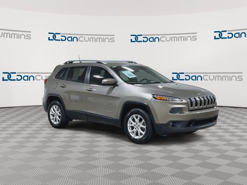 Used 2017 Jeep Cherokee Latitude w/ Cold Weather Group AWD/4WD image 2