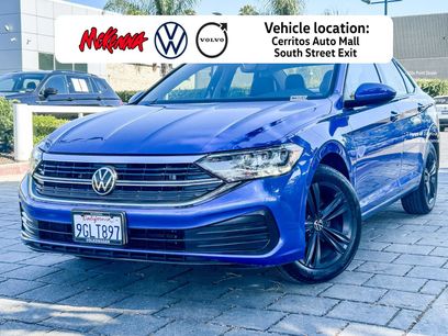 Used 2023 Volkswagen Jetta SE w/ Panoramic Sunroof Package