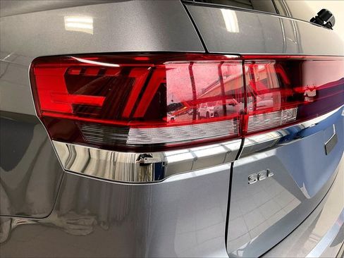 Used 2025 Volkswagen Atlas SEL AWD/4WD image 35