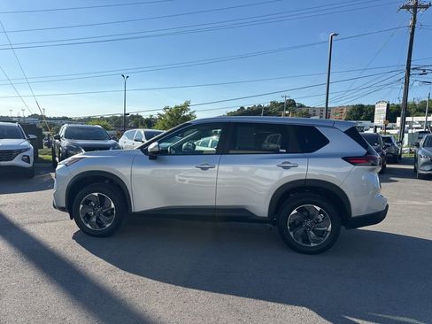 Used 2025 Nissan Rogue SV FWD image 4