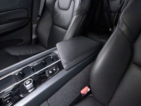 Certified 2025 Volvo XC60 B5 Core image 11