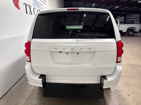 Used 2016 Dodge Grand Caravan SXT FWD image 11