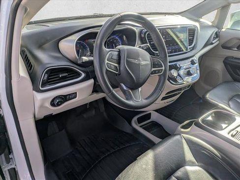 Used 2022 Chrysler Pacifica Touring-L image 9