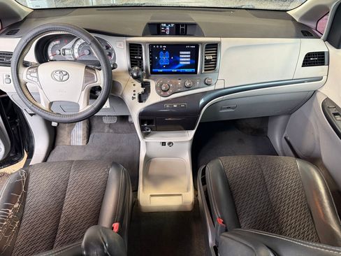 Used 2011 Toyota Sienna SE w/ Towing Pkg FWD image 16