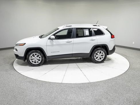 Used 2018 Jeep Cherokee Latitude w/ Safety Group AWD/4WD image 30