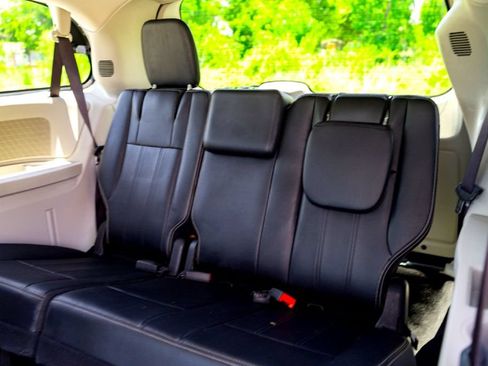 Used 2015 Chrysler Town & Country Touring FWD image 25