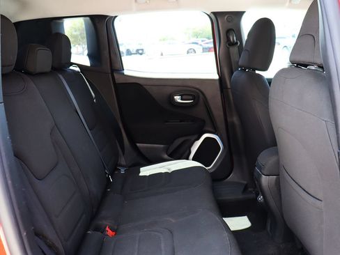 Used 2018 Jeep Renegade Latitude FWD image 27
