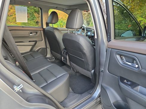 Used 2023 Nissan Rogue SL w/ SL Premium Package image 30