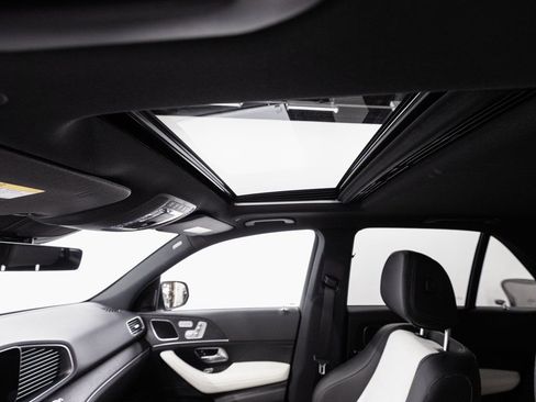 Certified 2025 Mercedes-Benz GLE 450e 4MATIC w/ AMG Line Interior image 25