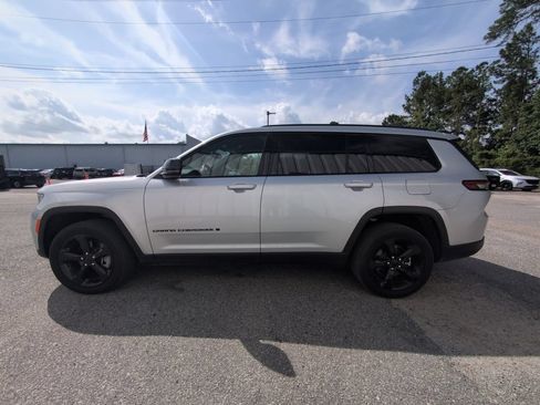 Used 2024 Jeep Grand Cherokee L Laredo RWD image 5
