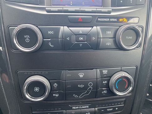 Used 2019 Ford Explorer XLT image 25