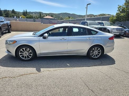 Used 2017 Ford Fusion SE image 2