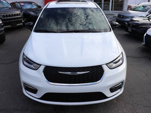 Used 2026 Chrysler Pacifica Limited FWD image 9