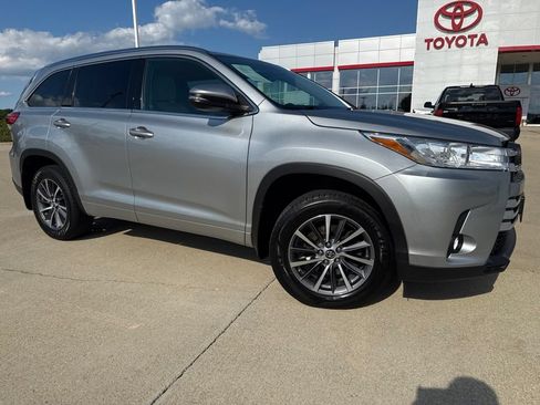 Used 2018 Toyota Highlander XLE AWD/4WD image 2