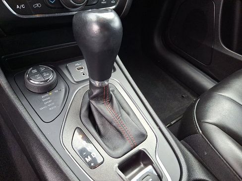 Used 2022 Jeep Cherokee Trailhawk image 15