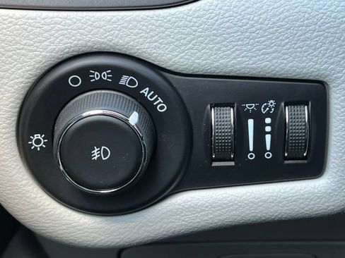 Used 2021 Jeep Cherokee Latitude Plus FWD image 17