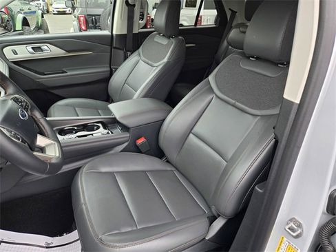 Used 2025 Ford Explorer Active w/ Active Comfort Package image 6