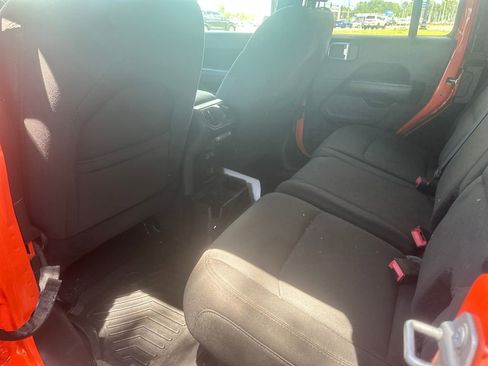 Used 2018 Jeep Wrangler Unlimited Sahara AWD/4WD image 15