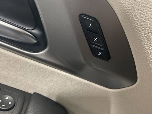 Used 2023 Chrysler Pacifica Touring-L w/ Uconnect Theater Family Group image 33