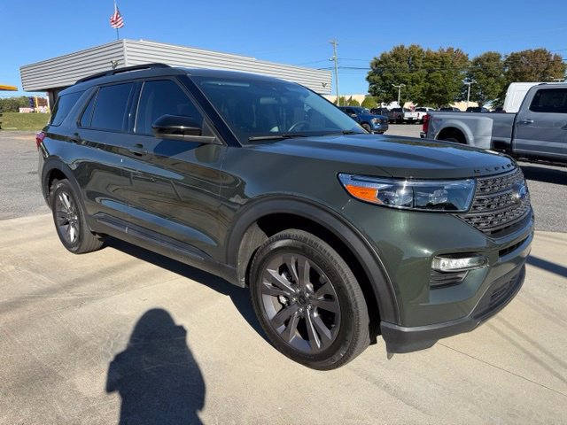 Used 2024 Ford Explorer XLT w/ Equipment Group 202A AWD/4WD image 4