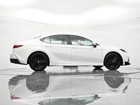 Used 2025 Toyota Camry SE image 38