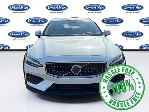Used 2025 Volvo V60 B5 Cross Country Plus image 2