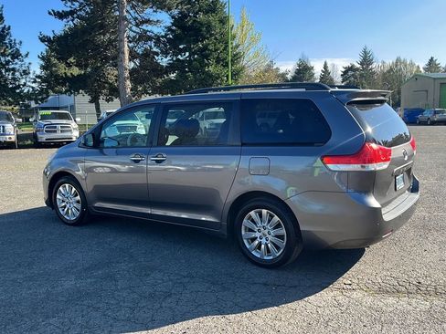 Used 2014 Toyota Sienna XLE image 5