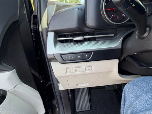 Used 2023 Kia Carnival LX FWD image 24