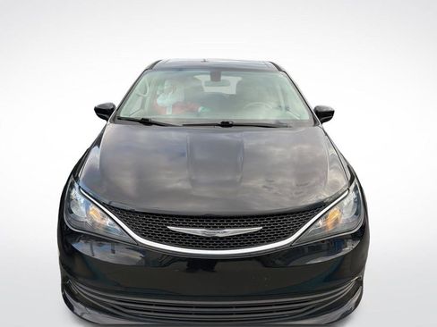 Used 2018 Chrysler Pacifica LX image 1