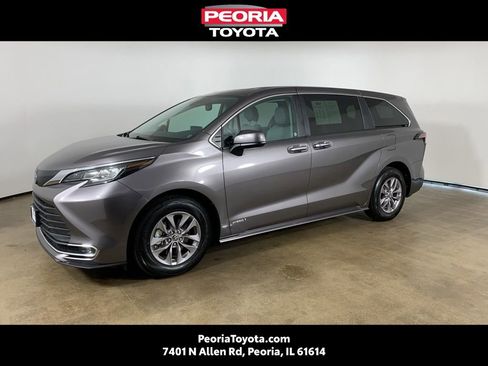 Used 2021 Toyota Sienna XLE FWD image 1
