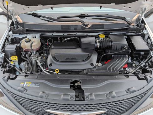 Used 2022 Chrysler Voyager LX FWD image 14